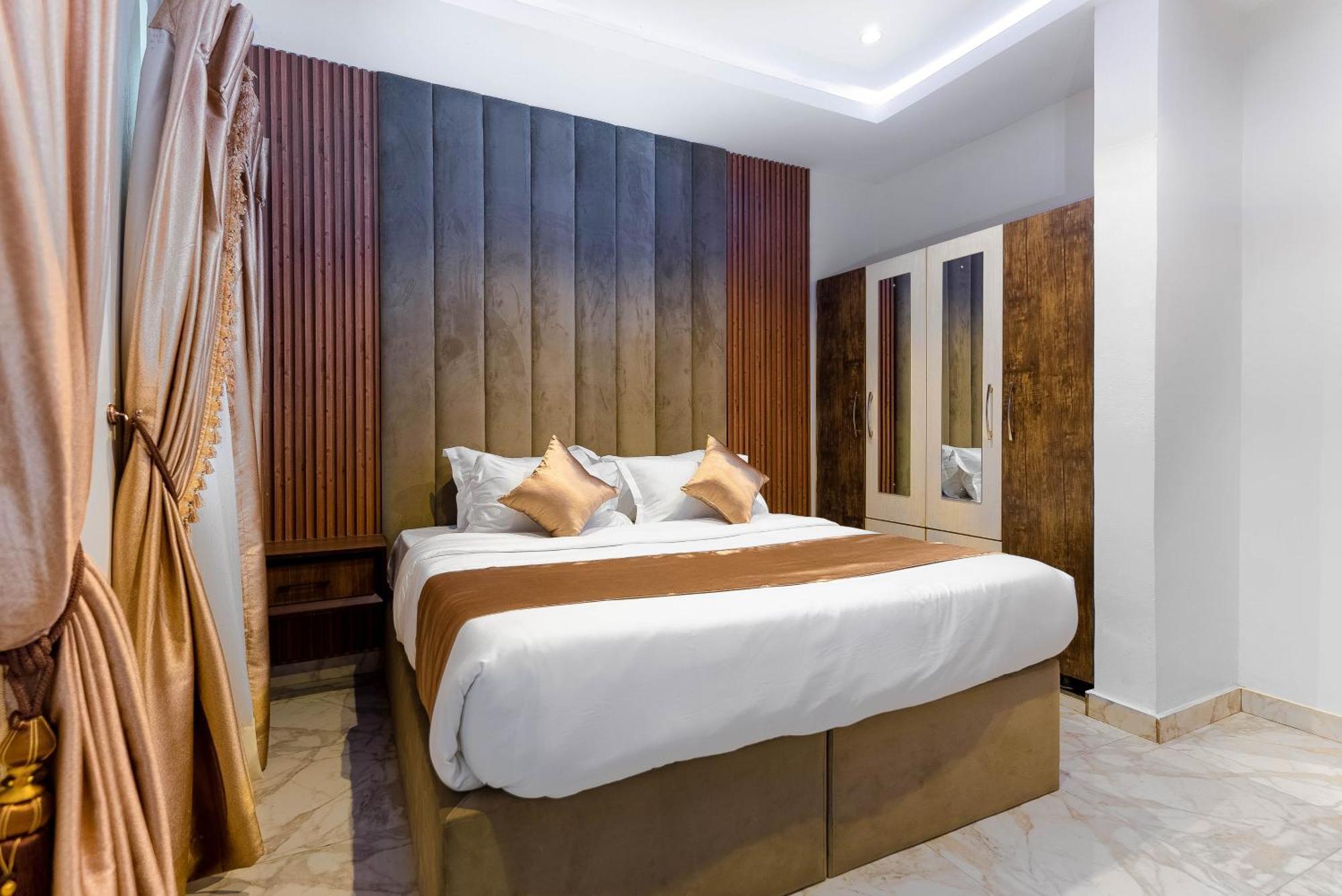 God'S Touch Apartments Remi Fani Kayode Gra. Ikeja Exteriör bild