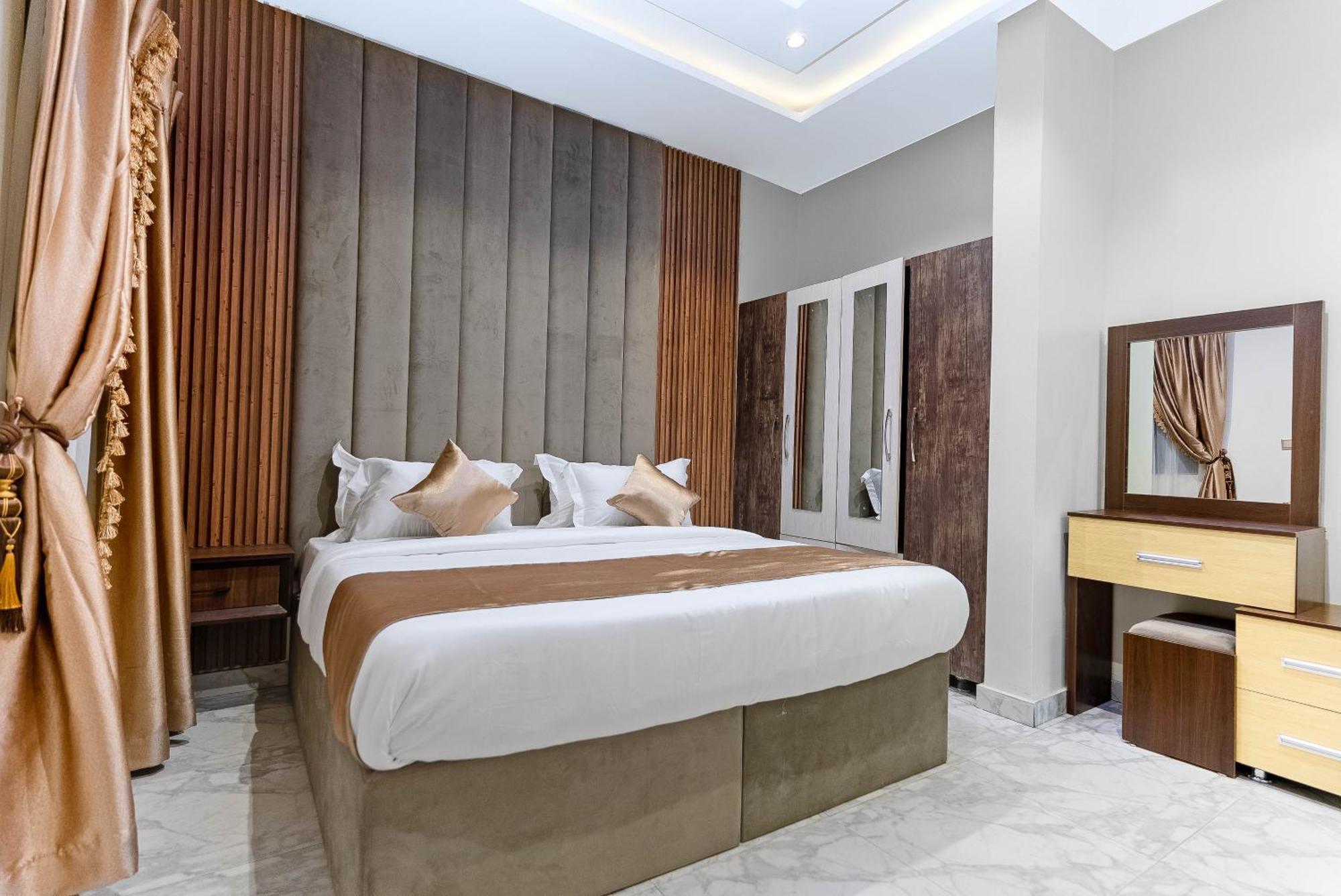 God'S Touch Apartments Remi Fani Kayode Gra. Ikeja Exteriör bild
