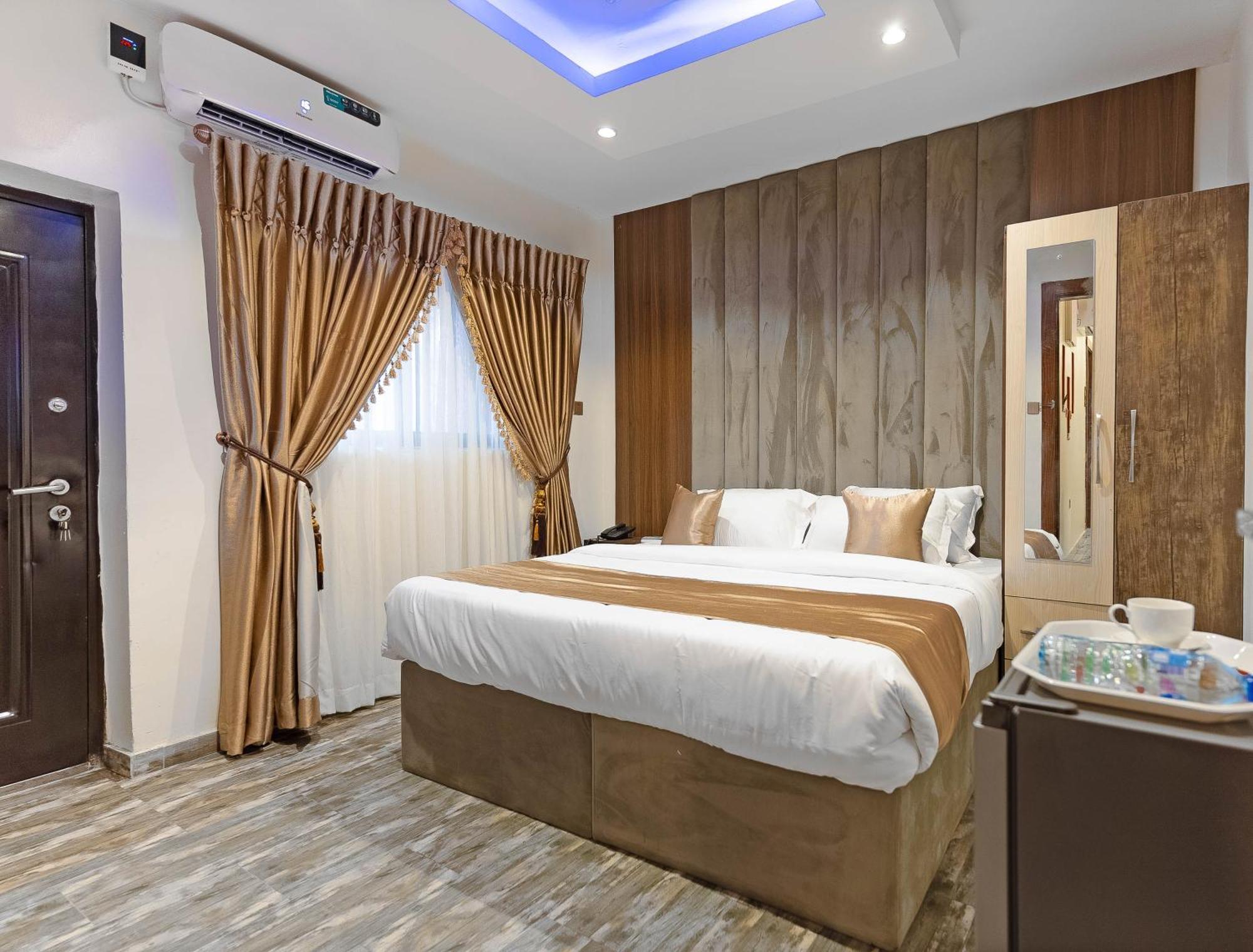 God'S Touch Apartments Remi Fani Kayode Gra. Ikeja Exteriör bild