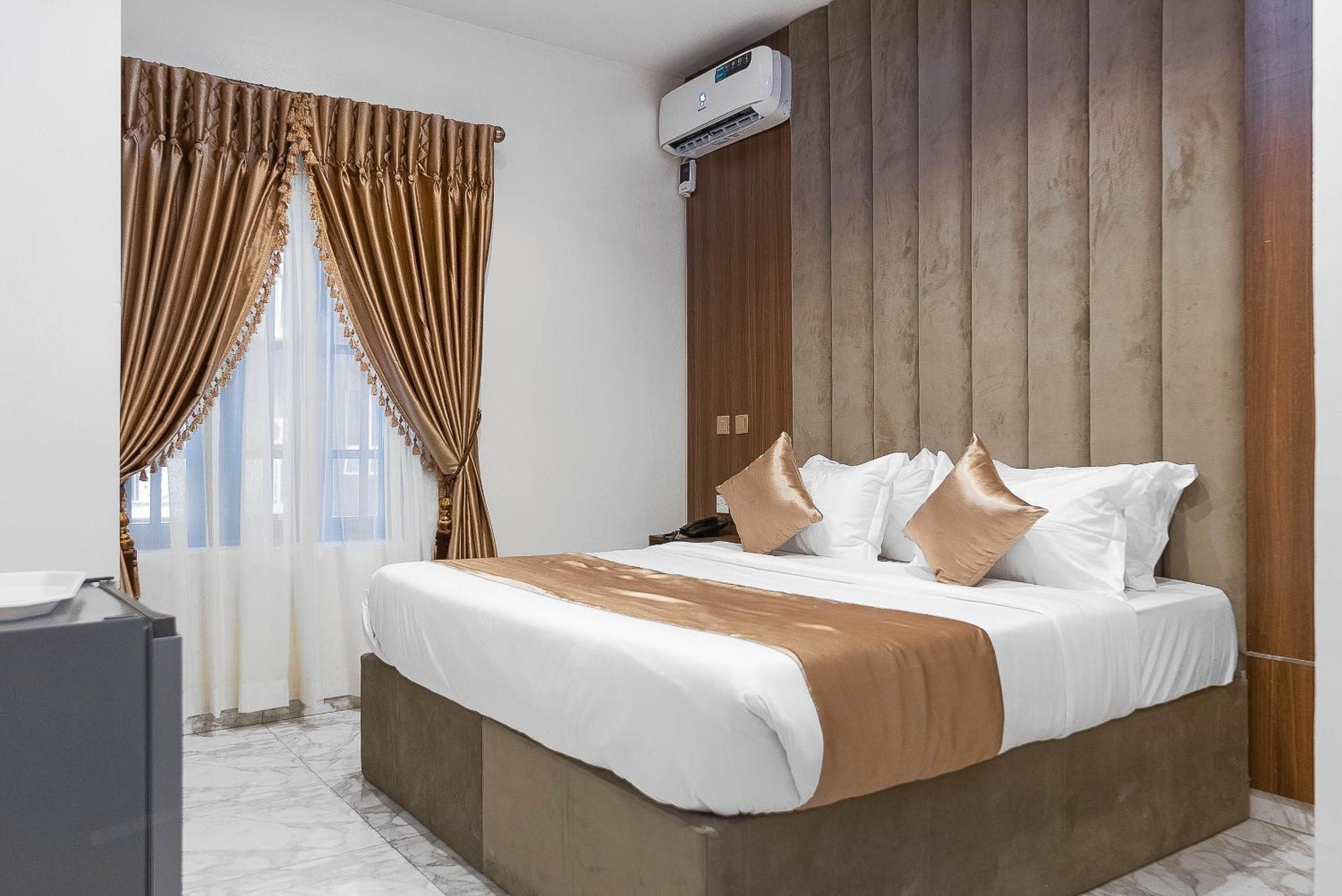 God'S Touch Apartments Remi Fani Kayode Gra. Ikeja Exteriör bild